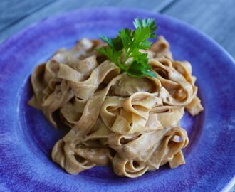 TAGLIATELLE MED KRÄMIG KYCKLINGSÅS