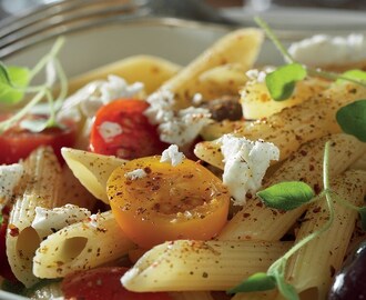 Grekisk pasta med fetaost, oliver och färsk oregano