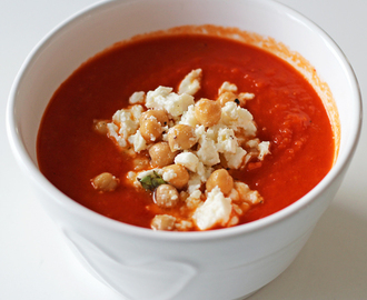 Tomat- och morotssoppa med matig topping