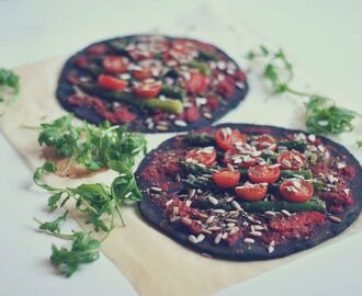 Spirulinapizza med sparris och körsbärstomater
