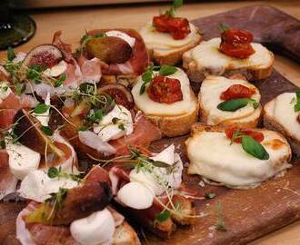 Crostini med mozzarella, skinka och griljerade fikon