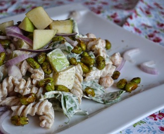 Veckans vegetariska: Syrlig pastasallad med äpple och bönor