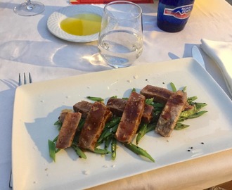 (Spanien) Röd tonfisk med grönsaker och teriyakisås