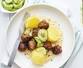 Köttbullar i gräddsås med gurka