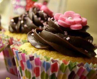 Hallon och rosvatten cupcakes... väldig söt och romance i känsla…