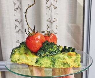 Frittata med broccoli, rödlök och gurkmeja
