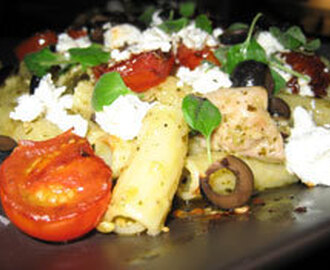 Pasta med kyckling, fetaost och pesto