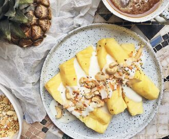Ananas med ingefärsyoghurt och rostade nötter & frön