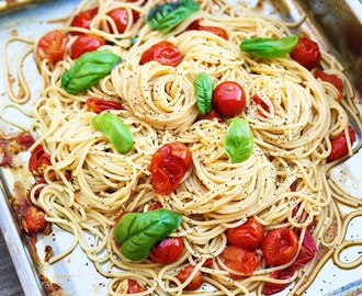Pasta med ugnsrostade tomater och basilika