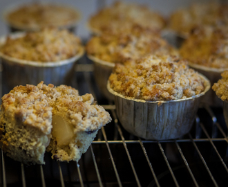 Muffins med päron, chocolate chips & crumble