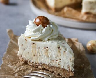 VIT CHOKLADCHEESECAKE MED KARAMELLKROSS