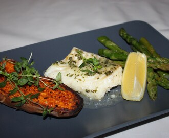 Torsk med Citron och Persiljesmör (el nordiskt örtsmör), rostad sötpotatis & smörslungad sparris