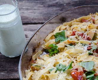 Lyxig pasta med ugnsrostade grönsaker och pestosås