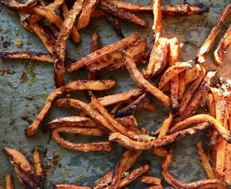 Halloumi och avokadoburgare med parmesangratinerade sötpotatis frites