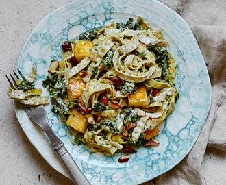 Bönpasta med halloumi och grönkål