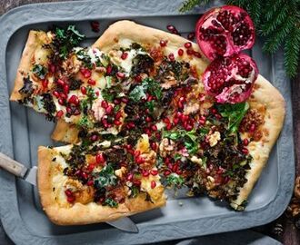 Grönkålspizza med färskost, getost och granatäpple