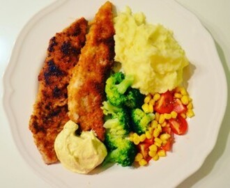 RECEPT: currypanerad skinkschnitzel med potatismos, currysås, broccoli, majs och tomat