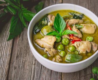 Thai recept grön curry med kyckling och äggplanta