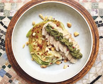 Pocherad kyckling med grillad sallad och vegansk pesto