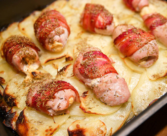 Baconlindad kycklingrullader på potatisbädd