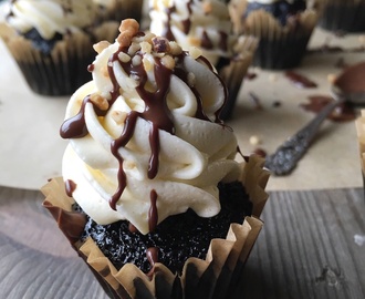 Black chocolate cupcakes with vanilla frosting and hazelnut crunch