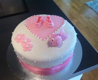 Tårta för att fira den nyfödda babyn
