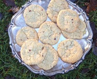 Tranbär och hasselnötscookies