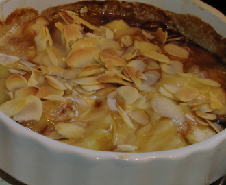 Taleggiogratinerade päron med dadelsirap och mandelspåm - ostbricka och dessert i kombination