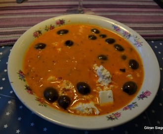 Tomatsoppa med ost och oliver