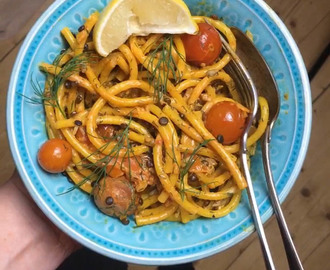 Krämig vegansk tomat- & saffranspasta med belugalinser