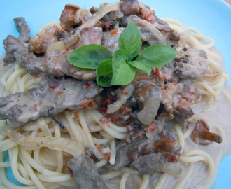 Pasta med oxfilé och kantareller i gräddig sås