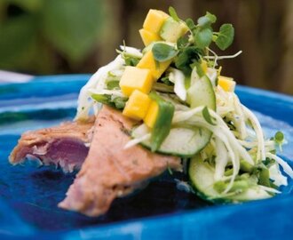 Grillad tonfisk i thaimarinad med fruktig vitkålssallad