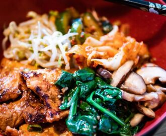 Ris, kött och blandade grönsaker - Bibimbap (비빔밥)