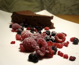 Chokladcheesecake med hallon och blåbär