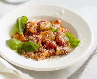 Ricottagnocchi med peperoncini, snabb tomatsås och pecorino romano