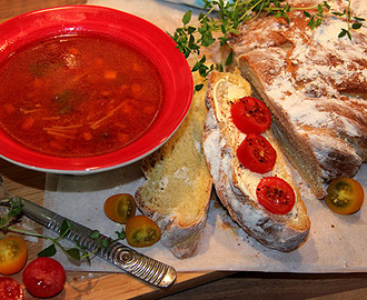 Tomatsoppa med pasta och nybakat bröd