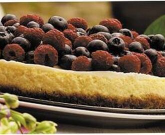Cheesecake garnerad hallon och blåbär