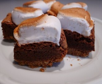 Marshmallowgratinerad brownie på cookiebotten