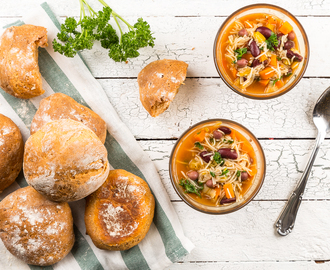 Snabblagad minestrone & tomatbröd