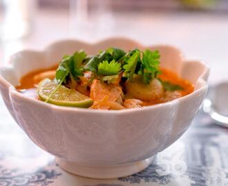 Thailändsk fiskoppa med röd curry