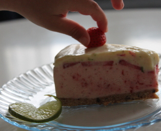Jordgubbscheesecake med lime och vitchoklad