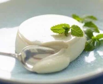 Test av Kokospannacotta

(Smaken blev suverän. Dock är konsistensen inte lik den traditionella pannacottan, detta beror säkerligen på att jag inte hade i någon grädde. Aja, jag kommer definitivt göra om den, receptet skall uppdateras men lovar att smaken finns där.