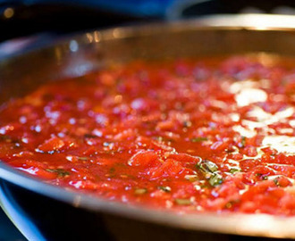 Tomatsås med lök och kryddgrönt