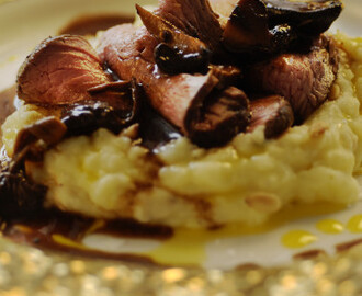 Helstekt oxfilé med svampsky och italiensk potatispuré