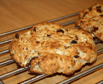 Scones med oliver, fetaost och soltorkade tomater