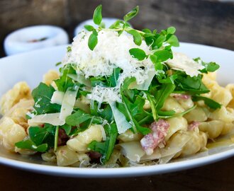 Krämig salsicciapasta med en hint av fänkål & tryffel