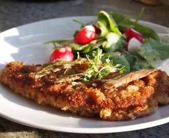 Wienerschnitzel med sallad på rädisor