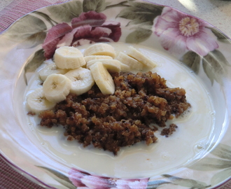 Ännu en superfrukost med plommonquinoagröt och banan
