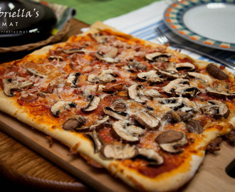 Pizza med prosciutto crudo och buffelmozzarella