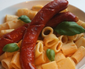 Korv med tomat- och basilikasås och pastaskruvar!